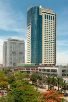 un grupo de edificios altos en una ciudad en Muong Thanh Luxury Song Lam Hotel, en Vinh