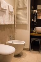 A bathroom at Le Querce Hotel