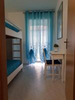Łóżko lub łóżka w pokoju w obiekcie Petra Marina Home