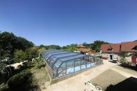 - une vue sur une maison en verre dotée d&#39;une piscine dans l&#39;établissement Camping Padimadour, à Rocamadour