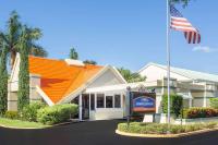 una imagen de una posada con bandera americana en Howard Johnson by Wyndham Vero Beach &#47; Downtown, en Vero Beach