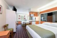 Ein Bett oder Betten in einem Zimmer der Unterkunft Microtel Inn &amp; Suites by Wyndham Uncasville Casino Area