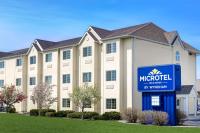un edificio con una señal de microsoft delante de él en Microtel Inn &amp; Suites by Wyndham Mankato, en Mankato