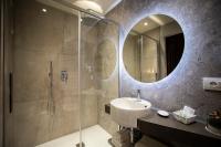 A bathroom at Hotel Forte del 48