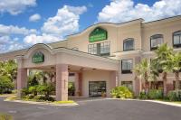 デスティンにあるWingate by Wyndham Destinのホテルの正面のレンダリング