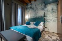 A bed or beds in a room at Hotel Forte del 48