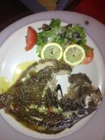 un plato de comida con pescado y verduras. en Hotel Aurelia, en Les Arcs sur Argens