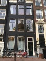zwei Fahrräder, die vor einem Gebäude geparkt sind in der Unterkunft Kangaroom in Amsterdam