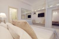 Telewizja i/lub zestaw kina domowego w obiekcie FLOS Guest House