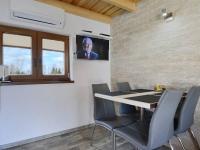 Televízia a/alebo spoločenská miestnosť v ubytovaní Miłe Zacisze