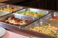 un buffet con varias bandejas de comida en una mesa en Hotel Villa Mercedes Palenque, en Palenque