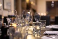 een groep wijnglazen op een tafel bij Summit Ridge Alpine Lodge in Falls Creek