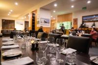 een tafel in een restaurant met wijnglazen erop bij Summit Ridge Alpine Lodge in Falls Creek