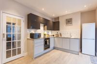 Stylish Town Centre House - Sunny Decking, 300 mbs & Parking