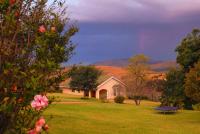 un arco iris en el cielo sobre una casa en Thaba Tsweni Lodge &amp; Safaris, en Graskop