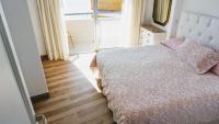 Posteľ alebo postele v izbe v ubytovaní Beachfront apartment in Fuengirola with sea views