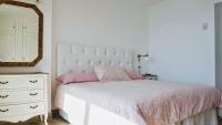 Posteľ alebo postele v izbe v ubytovaní Beachfront apartment in Fuengirola with sea views