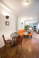 - un salon avec des tables, des chaises et un canapé dans l&#39;établissement Hotel de Paris, à La Rochelle