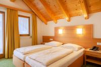 Łóżko lub łóżka w pokoju w obiekcie Hotel Theresia