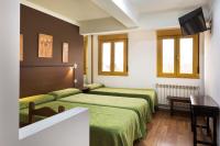 A bed or beds in a room at Hotel San Lázaro