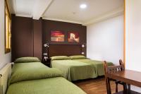 A bed or beds in a room at Hotel San Lázaro