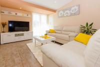 Televízia a/alebo spoločenská miestnosť v ubytovaní Villa Duce in Omis, private pool
