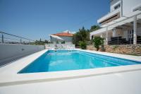Bazén v ubytování Charming modern house with the new swimming pool - apartment Maya 1 nebo v jeho okolí