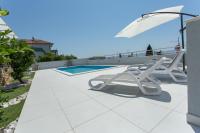 Bazén v ubytování Charming modern house with the new swimming pool - apartment Maya 1 nebo v jeho okolí