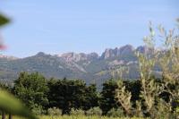 a mountain range with trees and mountains in the background at 926 Chemin de Saint-Antoine in Violès