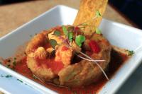 Parador El Buen Cafe في هاتيلو: طبق بيض من الطعام مع لحم وصلصة