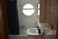 Kúpeľňa v ubytovaní AMAZING SUNNY FLAT WITH BALCONY POOL two MINS FROM THE BEACH