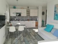 Kuchyňa alebo kuchynka v ubytovaní Porta Mare Leśne Tarasy , Apartament 23
