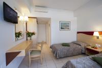 Telewizja i/lub zestaw kina domowego w obiekcie Grand Hotel Holiday Resort