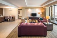 One-Bedroom Premium Apartment with Burj Khalifa and Creek View