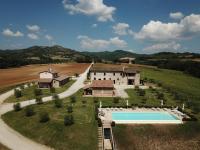 Bazén v ubytovaní AGRITURISMO La COLLINA del SOLE alebo v jeho blízkosti