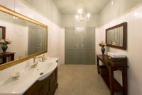 A bathroom at Villa Oliva Boutique Rooms Zamárdi