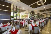 un ristorante con tavoli e sedie rossi e bianchi di Washington Resort Hotel & Spa a Kızılağaç