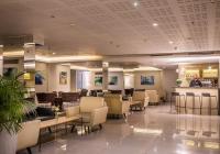 eine Lobby mit einem Wartezimmer mit Stühlen und einer Bar in der Unterkunft Hotel Astral Nirvana Club- Half Board in Eilat