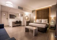 ein Hotelzimmer mit einem Bett und einem Wohnzimmer in der Unterkunft Hotel Astral Nirvana Club- Half Board in Eilat