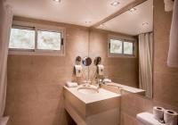 ein Badezimmer mit Waschbecken, Spiegel und Toilette in der Unterkunft Hotel Astral Nirvana Club- Half Board in Eilat