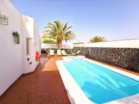 The swimming pool at or close to VILLA OLIVEIRA by Buenavilla