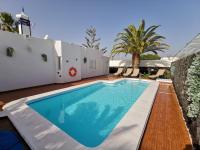 The swimming pool at or close to VILLA OLIVEIRA by Buenavilla