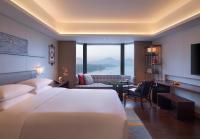 Grand Hyatt Hangzhouにあるベッド