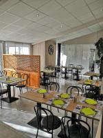 Restauracja lub miejsce do jedzenia w obiekcie Logis H&ocirc;tel L&#39;Oliveraie