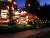 un ristorante per cani e pipistrelli di notte con luci di Kireethara Boutique Resort a Chiang Mai