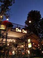 un cartello sulla facciata di un parcheggio per cani di notte di Kireethara Boutique Resort a Chiang Mai