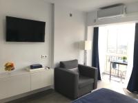 TV a/nebo společenská místnost v ubytování Honeymoon Apartments