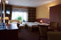 Łóżko lub łóżka w pokoju w obiekcie Hotel Astra Tajemniczy Ogród
