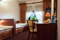 Łóżko lub łóżka w pokoju w obiekcie Hotel Astra Tajemniczy Ogród