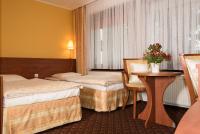 Łóżko lub łóżka w pokoju w obiekcie Hotel Astra Tajemniczy Ogród
